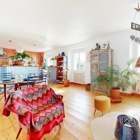 Stunning In With Kitchen 아파트